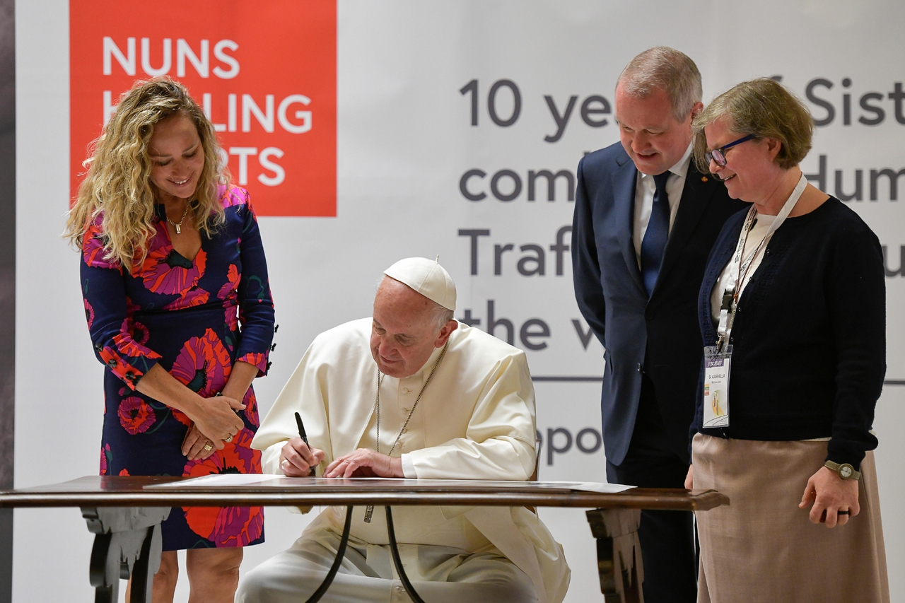 Le pape François lance l'exposition des 10 ans de Talitha Kum